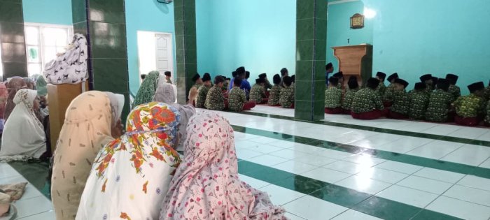 Para Siswa MIN 1 Tebo Laksanakan  Sholat Dzuhur Berjamaah di Masjid