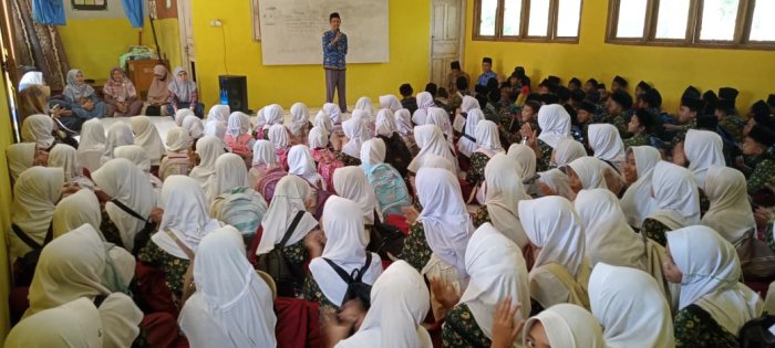 Kepala MIN 1 Tebo Berikan Arahan Kepada Siswa Jelang Pelaksanaan Libur Idul Fitri Berlangsung