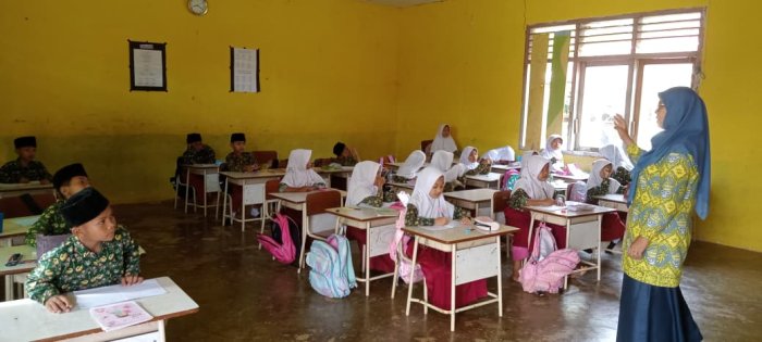 Siswa Kelas Rendah MIN 1 Tebo Tunjukkan Semangat Tuntut Ilmu Bersama Dewan Guru
