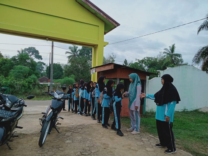 Dewan Guru MIN  1 Tebo Rutin Adakan Pembiasaan Sambut Siswa Dengan Penuh Semangat