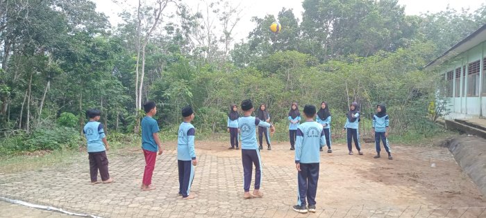 Siswa Kelas 6A MIN 1 Tebo Ikuti Pelajaran PJOK Tingkatkan Kesungguhan Bakat di Bidang Olahraga