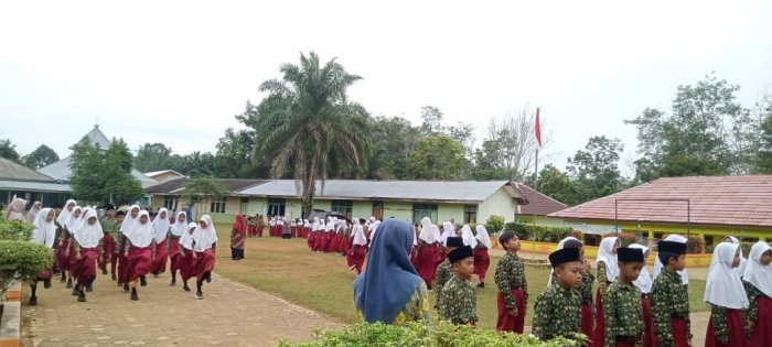 Wali Kelas Rutin Dampingi Siswa Dalam Pelaksanaan Pembiasaan LKBB di Hari Kamis