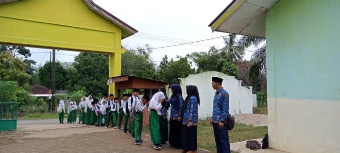 Dewan Guru MIN 1 Tebo  Tunjukkan Antusiasme Dalam Menyambut Siswa Setiap Pagi