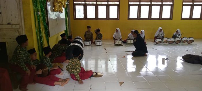Siswa MIN 1 Tebo Antusias Laksanakan Perdana Latihan Drumband Bersama Pelatih Siswa MIN 1 Tebo Antusias Laksanakan Perdana Latihan Drumband Bersama Pelatih