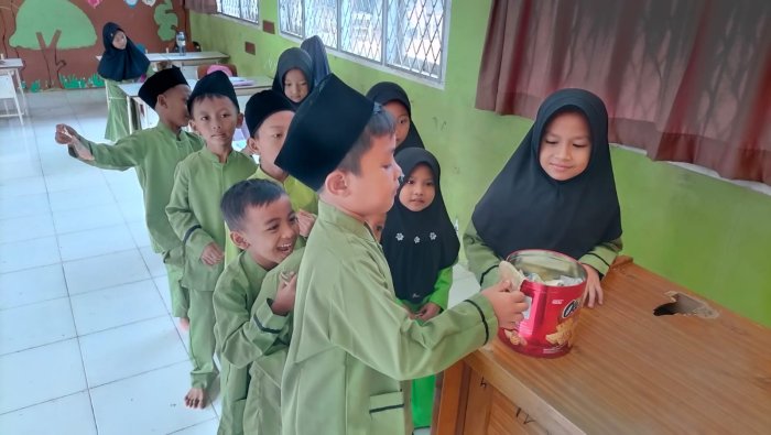 Siswa Kelas 1A Laksanakan Infak Bersama Sebelum Pelaksanaan Sumatif Akhir Semester di Mulai