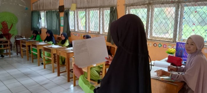 Siswa Kelas 5A Ikuti Pelajaran Bahasa Indonesia Ceritakan Hobi di Depan Wali Kelas