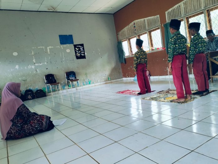 Dewan Guru MIN 1 Tebo Berikan Penilaian Sportif Pada Siswa Dalam Kegiatan Lomba