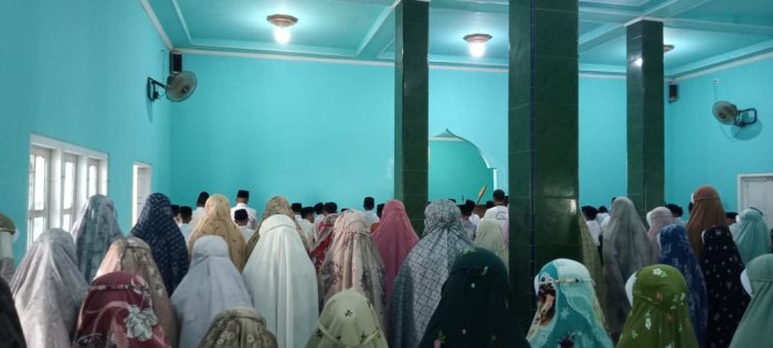 Siswa MIN 1 Tebo Semangat Ikuti Pelaksanaan Sholat Dzuhur Berjamaah di Masjid Area Madrasah