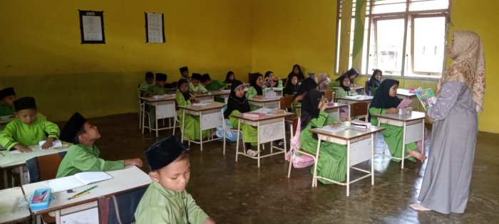 Siswa Kelas Rendah MIN 1 Tebo Antusias Belajar Bersama Dewan Guru