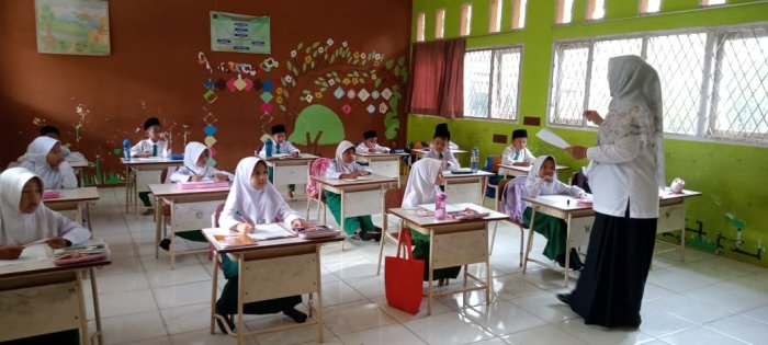 Siswa Kelas Rendah MIN 1 Tebo  Ikuti Pelaksanaan  Sumatif  Akhir Semester Ganjil Pada Hari Kedua