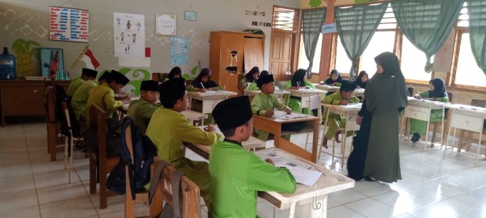 Siswa Kelas Tinggi MIN 1 Tebo Tunjukkan Semangat Belajar Wali Kelas Siswa Kelas Tinggi MIN 1 Tebo Tunjukkan Semangat Belajar Wali Kelas