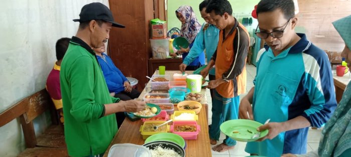 Guru MIN 1 Tebo Gelar Makan Bersama Usai Gotong Royong Guru MIN 1 Tebo Gelar Makan Bersama Usai Gotong Royong