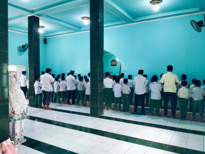 MIN 1 Tebo Rutin Gelar Pelaksanaan Sholat Dzuhur Berjamaah di Masjid Area Madrasah MIN 1 Tebo Rutin Gelar Pelaksanaan Sholat Dzuhur Berjamaah di Masjid Area Madrasah