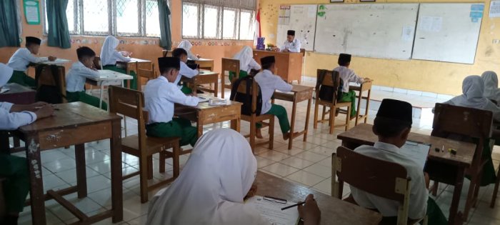 Siswa MIN 1 Tebo Ikuti Pelaksanaan ASAS Hari Terakhir, Fokus Kerjakan Soal Dengan Baik