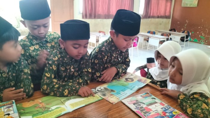 Siswa Kelas 1A MIN 1 Tebo Perkuat Literasi Adakan Kegiatan Membaca Bersama Wali Kelas