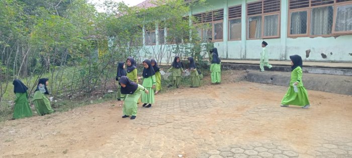 Keluarga Besar MIN 1 Tebo Gelar Kegiatan  Jumat Bersih Ciptakan  Lingkungan Sehat