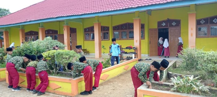 Siswa MIN 1 Tebo Ukir Kebersamaan  Jaga Kebersihan Lingkungan Kelas