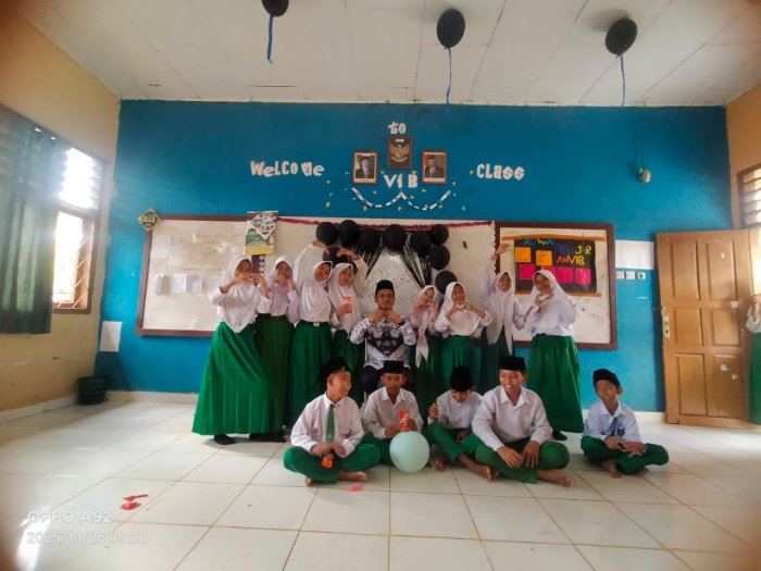 Wali Kelas  MIN 1 Tebo Ukir Moment Kebersamaan Bersama Siswa di Hari Guru