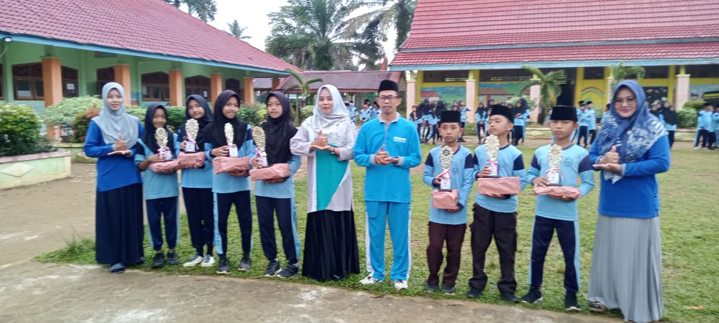 Sorak Gembira Siswa MIN 1 Tebo Terima Hadiah Lomba Sorak Gembira Siswa MIN 1 Tebo Terima Hadiah Lomba