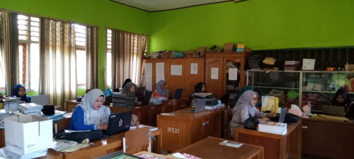 Dewan Guru MIN 1 Tebo Fokus Koreksi Soal Ujian dan Input Nilai Pada Aplikasi RDM
