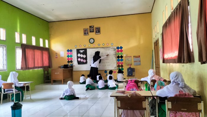 Siswa Kelas 1A Pelajari Bahasa Indonesia Memahami Suku Kata Awal