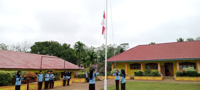 Siswa Kelas 6B Adakan Latihan Upacara Siap Sukseskan Pelaksanaan Upacara di Hari Senin