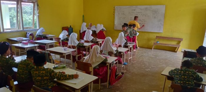 Siswa Kelas 2  MIN 1 Tebo Antusias Ikuti Pelajaran Bahasa Inggris