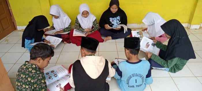 Siswa MIN 1 Tebo Perkuat Kebersamaan Dengan  Kegiatan Membaca Bersama