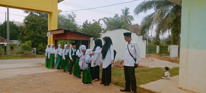 Dewan Guru MIN 1 Tebo Tunjukkan Semangat Dalam Sambut Siswa Setiap Pagi