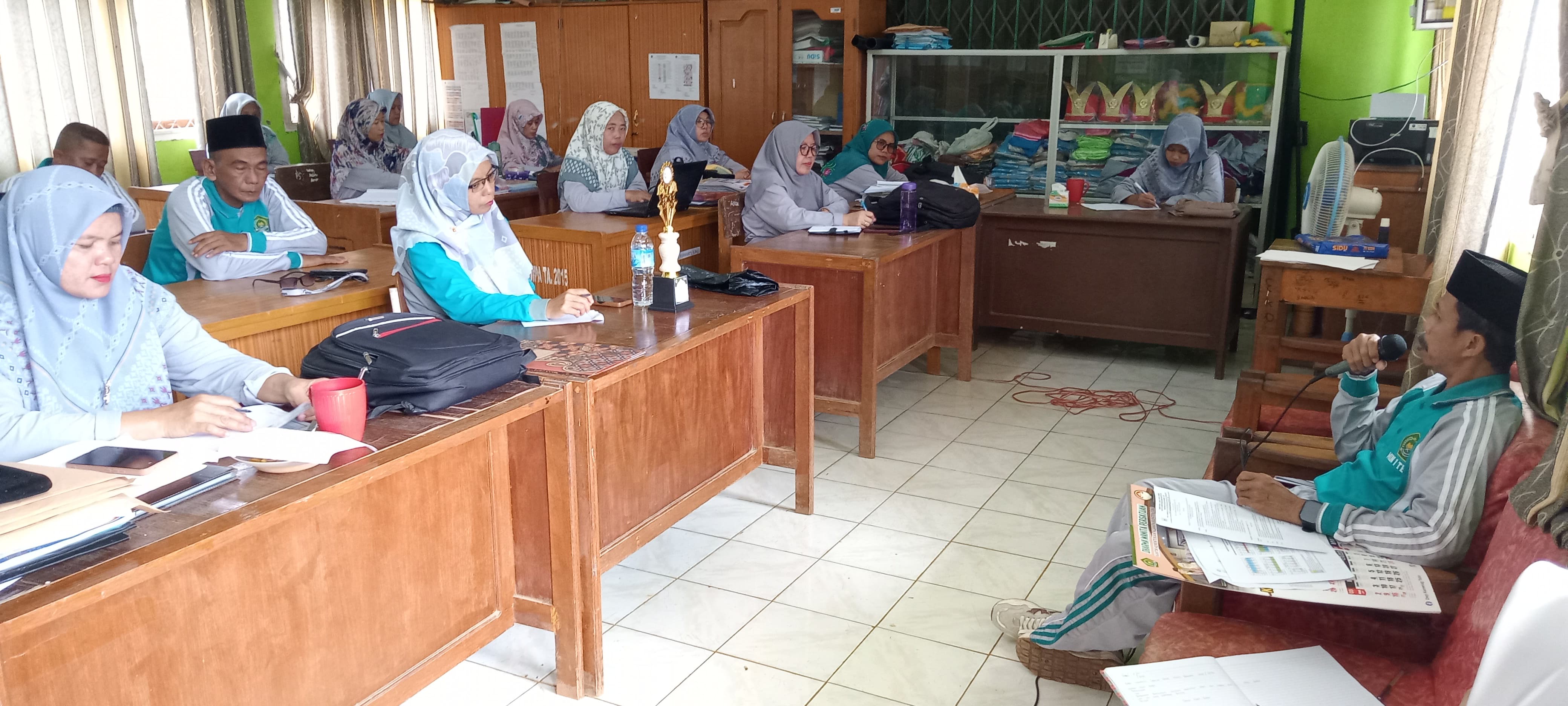 Kepala MIN 1 Tebo Pimpin Kegiatan Rapat Semester Genap