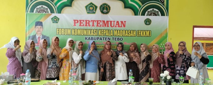 Dharma Wanita Persatuan (DWP) Gelar Pertemuan di MTsN 1 Tebo