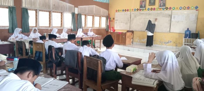 Siswa  Kelas Tinggi MIN 1 Tebo Wujudkan Panca Cinta Ilmu Bersama Dewan Guru