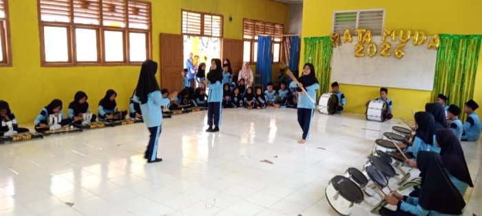 Siswa MIN 1 Tebo Antusias Laksanakan Latihan Drumband Bersama Pelatih di Aula Madrasah Siswa MIN 1 Tebo Antusias Laksanakan Latihan Drumband Bersama Pelatih di Aula Madrasah