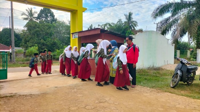 Semangat Pagi, Dewan Guru MIN 1 Tebo Laksanakan Pembiasaan Sambut Siswa Setiap Hari Semangat Pagi, Dewan Guru MIN 1 Tebo Laksanakan Pembiasaan Sambut Siswa Setiap Hari