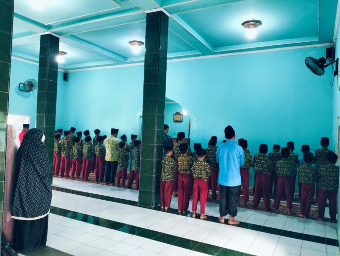 Keluarga MIN 1 Tebo Gelar Rutinitas Pelaksanaan Sholat Dzuhur Berjamaah di Masjid Area Madrasah Keluarga MIN 1 Tebo Gelar Rutinitas Pelaksanaan Sholat Dzuhur Berjamaah di Masjid Area Madrasah
