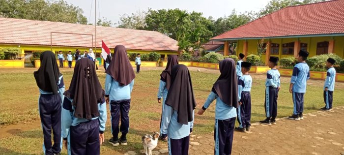 Siswa Kelas IV MIN 1 Tebo Laksanakan Latihan Upacara Bendera