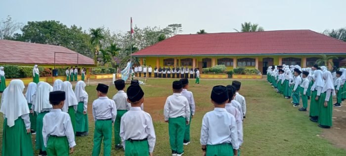 Keluarga Besar MIN 1 Tebo Laksanakan Upacara Bendera Dengan  Penuh Semangat