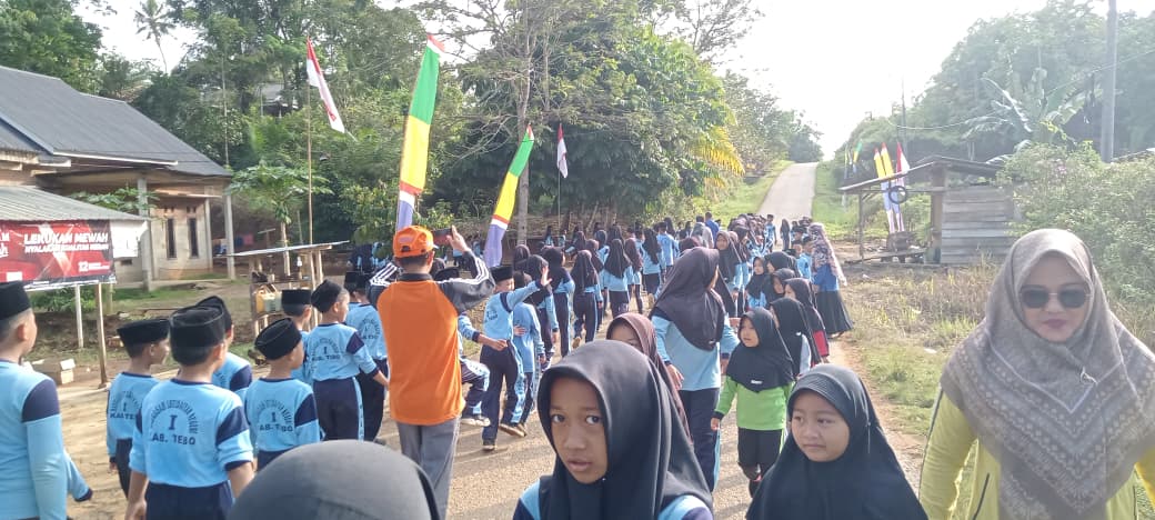MIN 1 Tebo Adakan Kegiatan Jalan Santai dan Bakti Sosial 