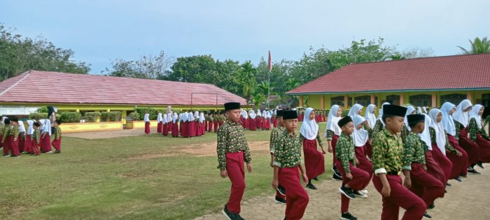 Seluruh Siswa MIN 1 Tebo Tunjukkan Kekompakan dalam Pembiasaan LKBB di Madrasah