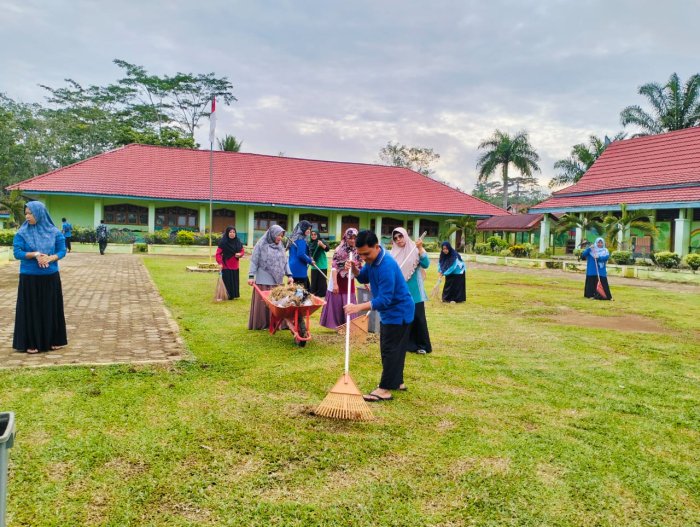 Keluarga Besar MIN 1 Tebo Gelar Gotong Royong Bersihkan Area Madrasah