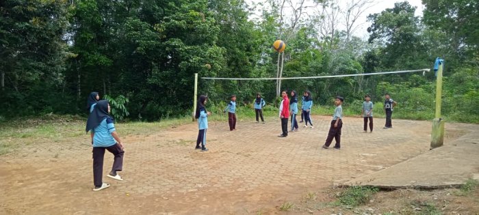 Siswa Kelas VIB Manfaatkan Waktu Istirahat Dengan Pengembangan Bakat Olahraga di Lingkungan Madrasah