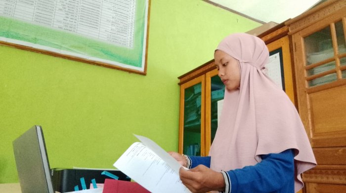 Staf Tata Usaha MIN 1 Tebo Hadir di Madrasah Tunjukkan Semangat Kerja Staf Tata Usaha MIN 1 Tebo Hadir di Madrasah Tunjukkan Semangat Kerja