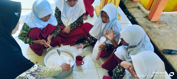 Siswa Kelas 5A Laksanakan Praktik Membuat Minuman Segar Pada Waktu Istirahat