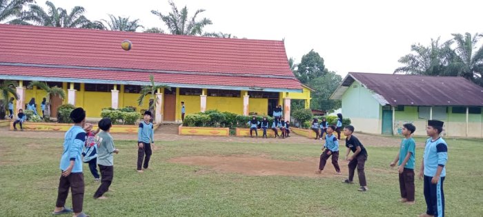 Siswa MIN 1 Tebo Gelar Latihan Passing Bola Voli Kembangkan Bakat Olahraga di Lingkungan Madrasah Siswa MIN 1 Tebo Gelar Latihan Passing Bola Voli Kembangkan Bakat Olahraga di Lingkungan Madrasah