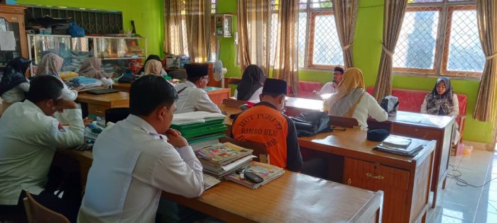 Kepala MIN 1 Tebo Pimpin Kegiatan Brifieng Bersama Dewan Guru Kepala MIN 1 Tebo Pimpin Kegiatan Brifieng Bersama Dewan Guru