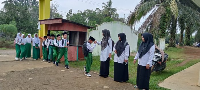 Dewan Guru MIN 1 Tebo Sambut Siswa Pada Hari Pertama Masuk Madrasah Usai Libur Berlangsung