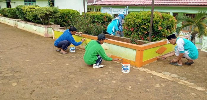 MIN 1 Tebo Gelar Gotong Royong Bersihkan Lingkungan Madrasah
