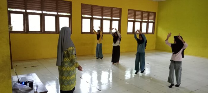 Guru Seni MIN 1 Tebo Ajak Sejumlah Siswa Kelas IV Melaksanakan Kegiatan Latihan Menari di Aula Madrasah