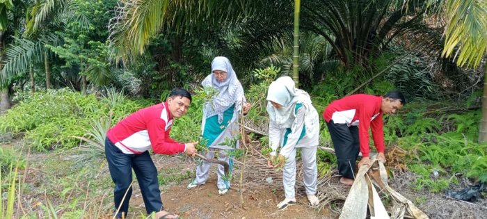 Dewan Guru MIN 1 Tebo Rawat Tanaman Buah di Lingkungan Madrasah Dewan Guru MIN 1 Tebo Rawat Tanaman Buah di Lingkungan Madrasah