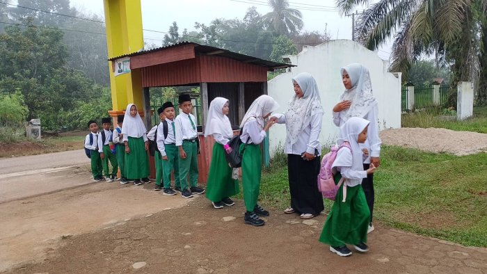 Dewan Guru MIN 1 Tebo Antusias Laksanakan  Sambut Siswa Rutin Setiap Pagi